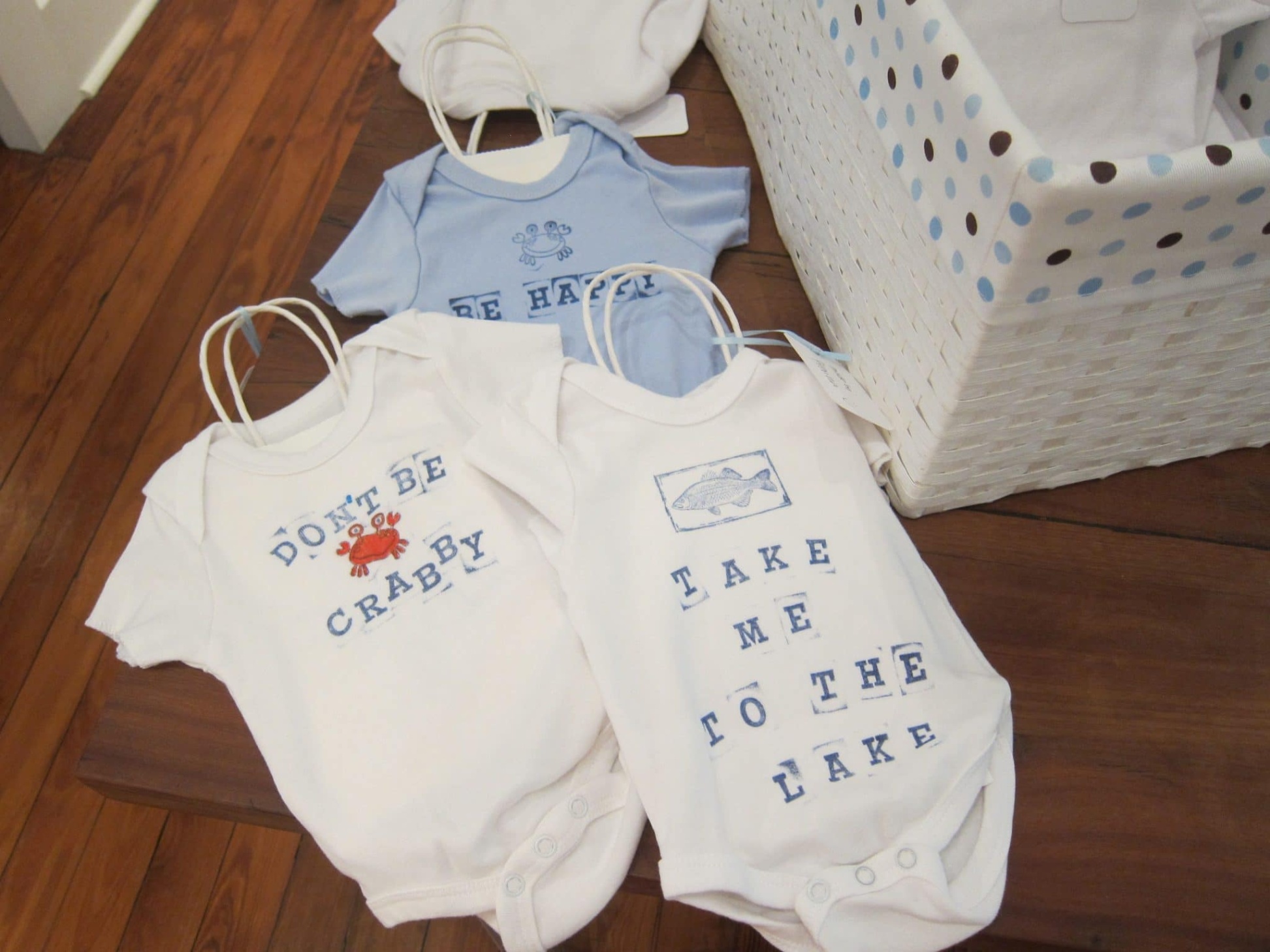baby shower onesie decorating Bulan 3 Cheap And Easy Guide To Baby Shower Bib and Onesie Decorating